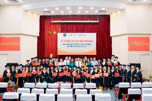 Lễ Bế giảng và trao bằng tốt nghiệp cho học viên các ngành Giáo dục Thể chất, Sư phạm Công nghệ theo hình thức vừa làm vừa học năm 2023